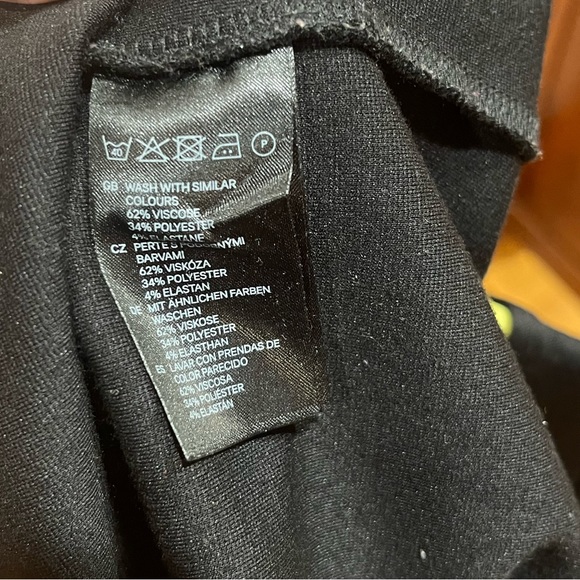 Fitted black dress H&M, size 6 - Picture 4 of 5